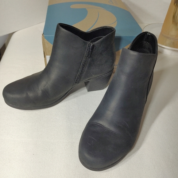 CLARKS Unstructured Lindel Ankle Boots - Picture 5 of 12